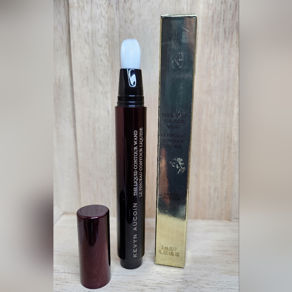 Kevyn Aucoin The Liquid Contour Wand in the shade Sculpting Deep.